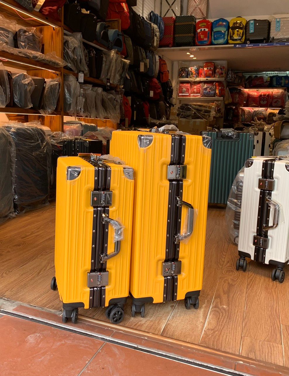  Vali khung nhôm khóa sập AS215 size 20inch. 