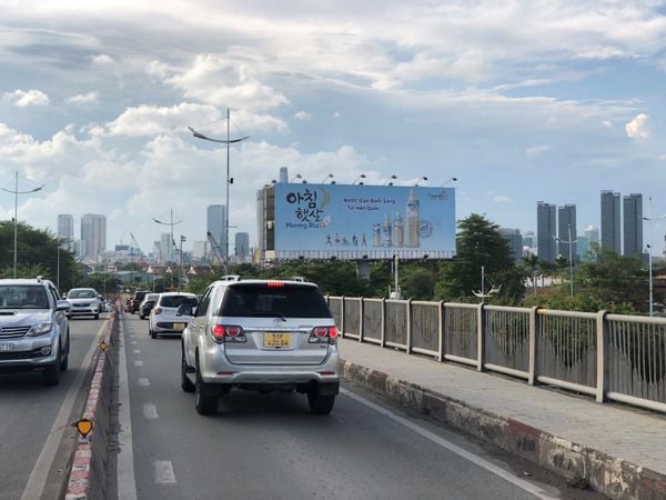  Billboard  Nằm giữa cầu Tân Thuận 1&2, Quận 4, TP.HCM 
