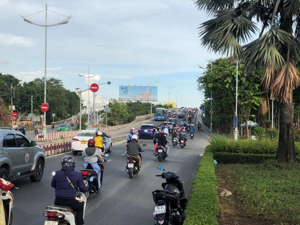  Billboard  Nằm giữa cầu Tân Thuận 1&2, Quận 4, TP.HCM 