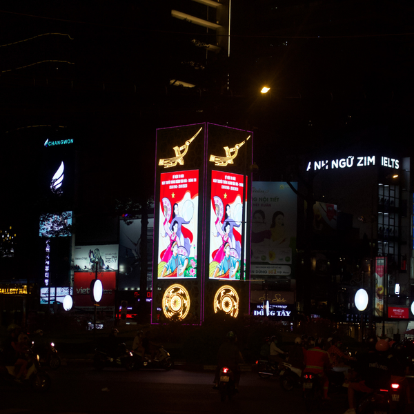  Trụ Led Vòng xoay Dân Chủ 