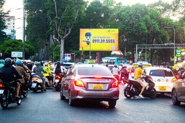  Billboard Vòng xoay Nguyễn Văn Cừ - Hùng Vương - Lý Thái Tổ (Ngã 6 Cộng Hòa), Quận 1, TP.HCM 