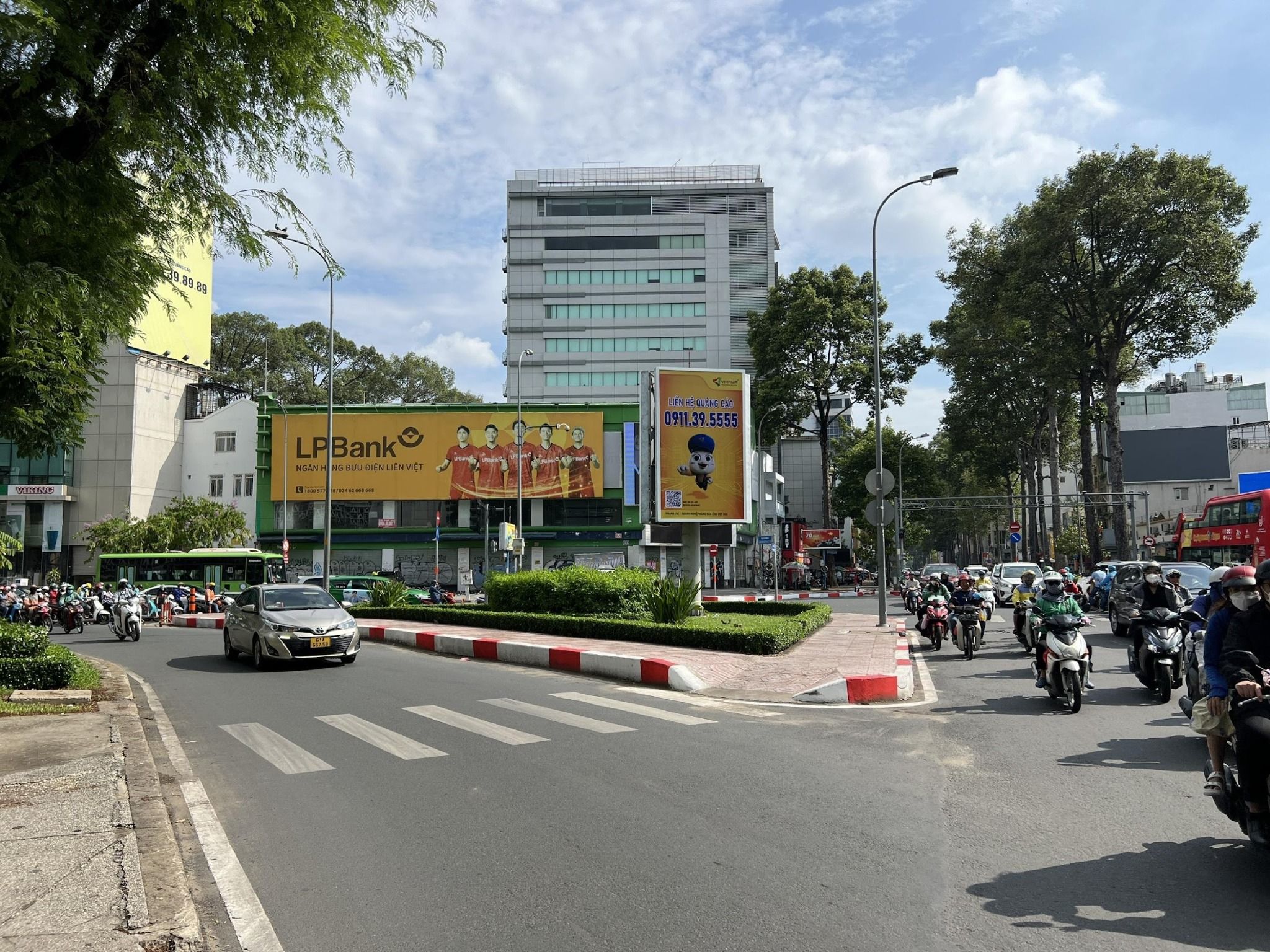  Billboard Ngã 4 Nguyễn Thị Minh Khai - Cách Mạng Tháng Tám, Q1, TP. HCM 