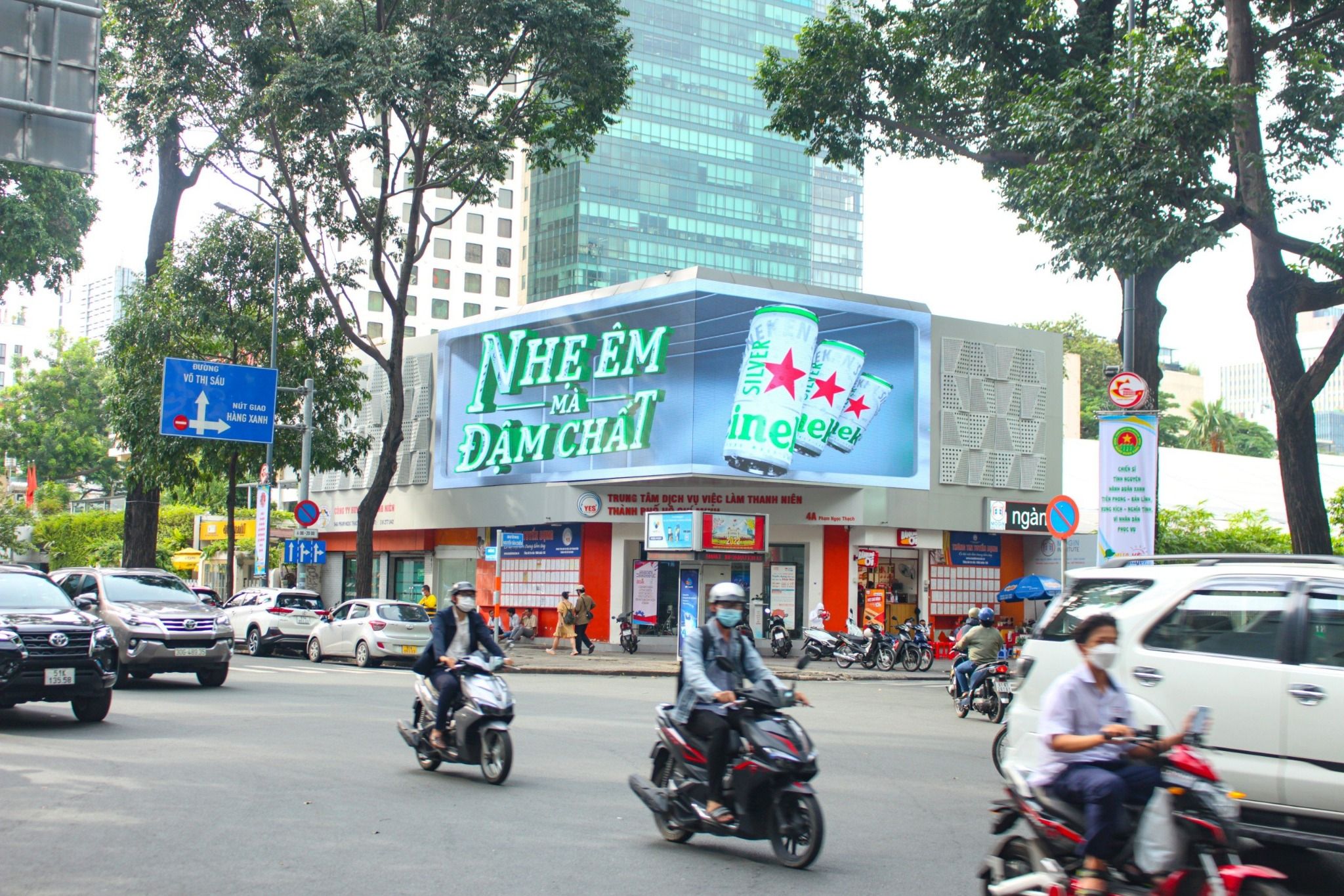  Đường đèn trang trí tuyến đường Lê Duẩn, TP.HCM 