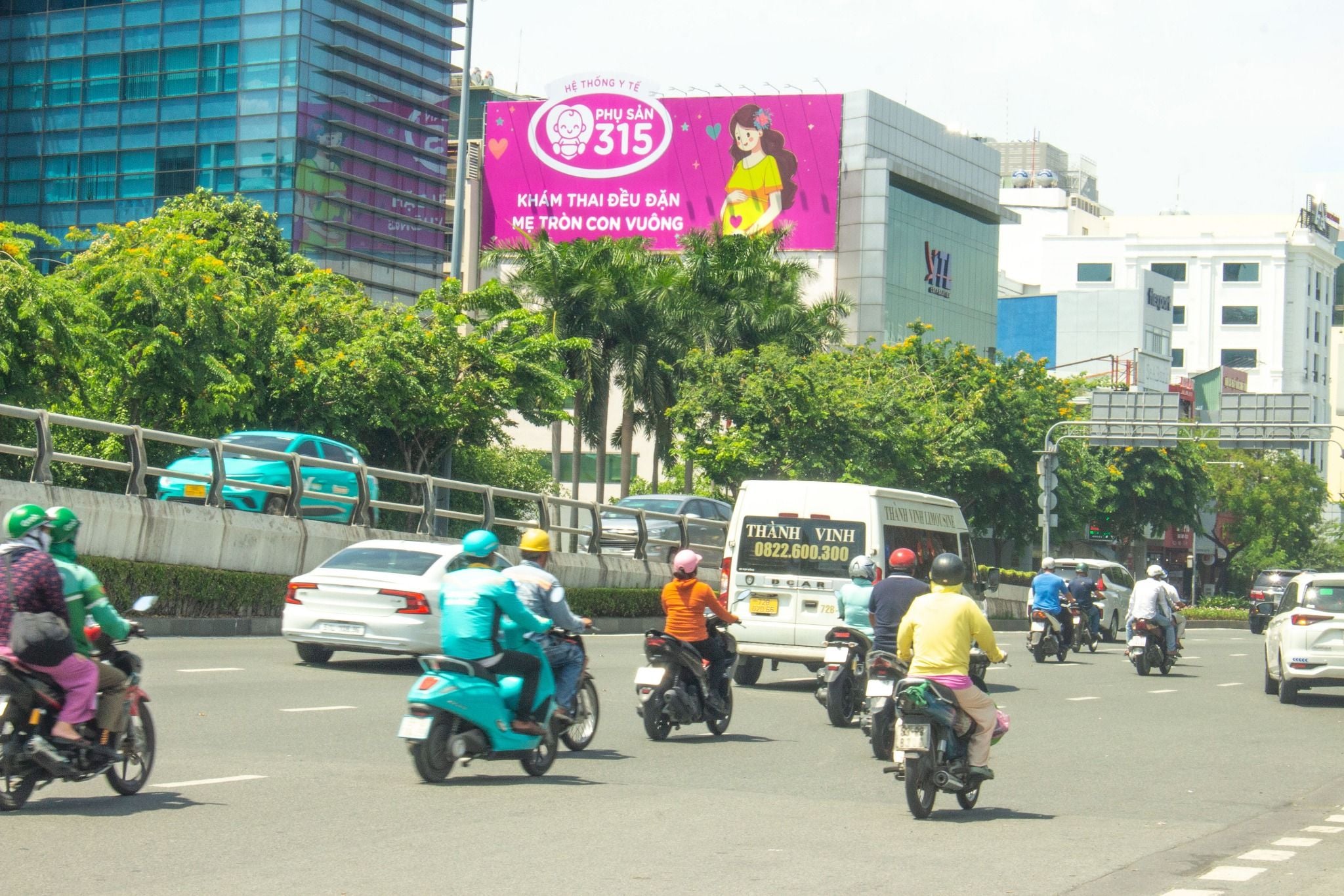  Pano Chân cầu vượt sân bay Tân Sơn Nhất - 56 Trường Sơn, P.2, Tân Bình, Tp. Hồ Chí Minh 