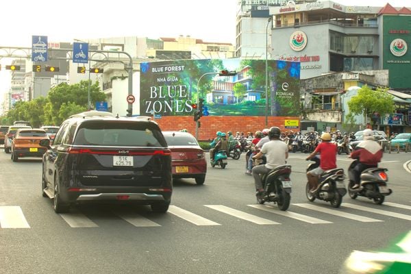  Billboard Ngã 4 Nguyễn Văn Trỗi – Trần Huy Liệu - 60-62 Nguyễn Văn Trỗi, Phú Nhuận, Tp. Hồ Chí Minh 