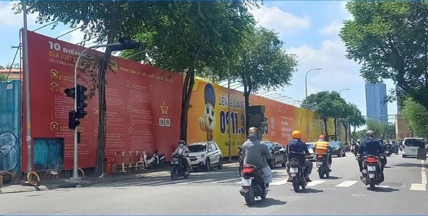  Hàng rào Hai Bà Trưng - Công Trường Mê Linh 