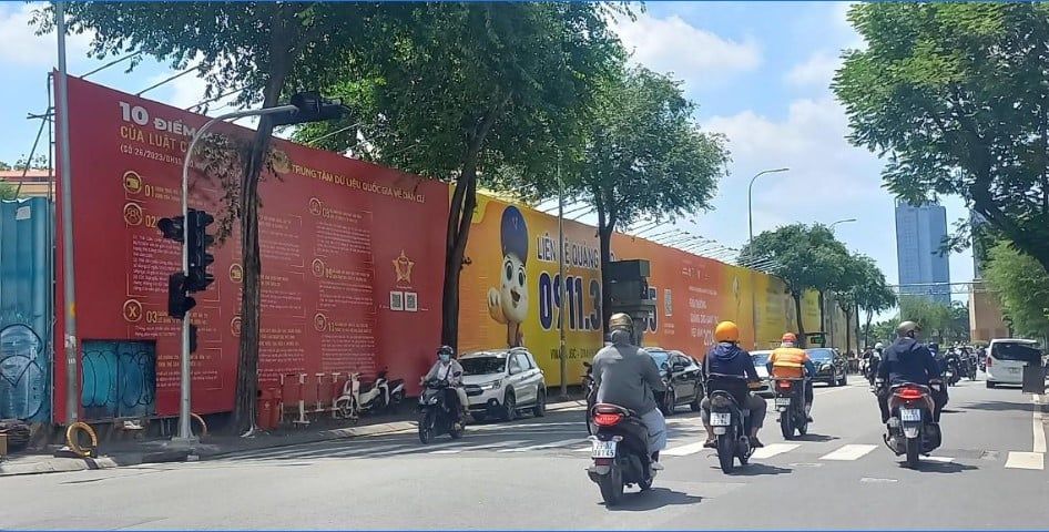 Hàng rào Hai Bà Trưng - Công Trường Mê Linh 