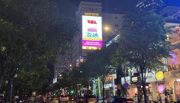  Led 2D 63 Nguyễn Huệ, Quận 1, TP. HCM (Khách sạn Sài Gòn Prince) 