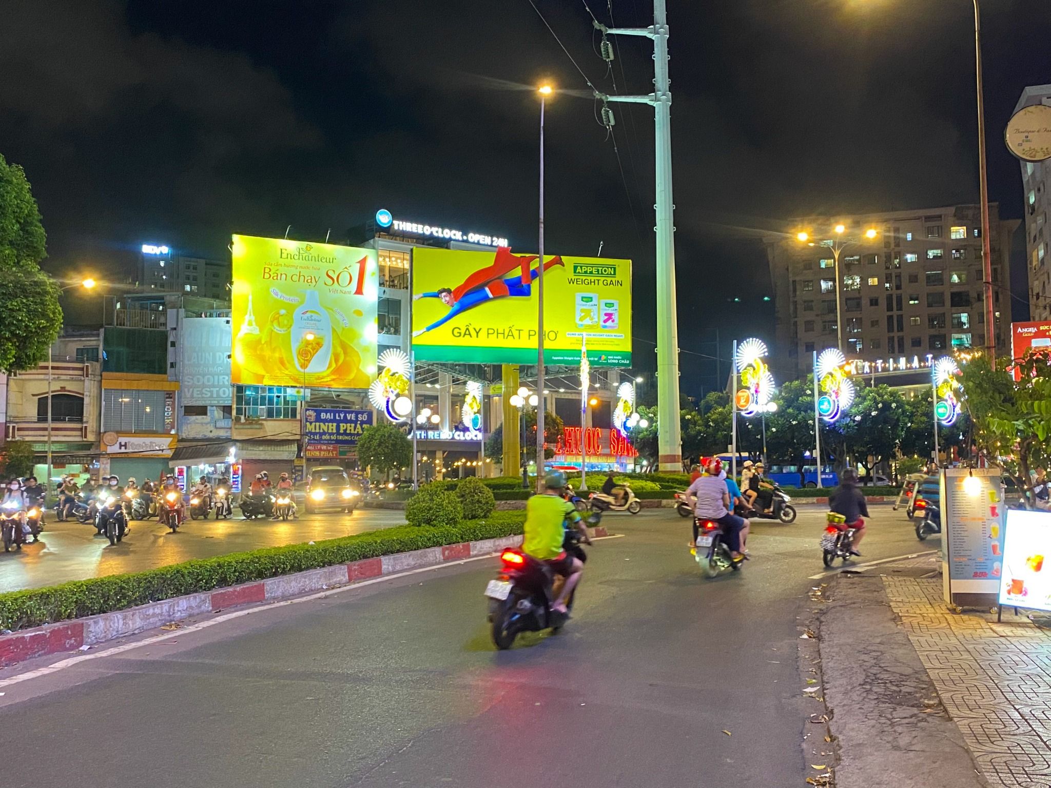  Billboard Vòng Xoay Lê Đại Hành - Âu Cơ, Quận 11, Tp. Hồ Chí Minh 