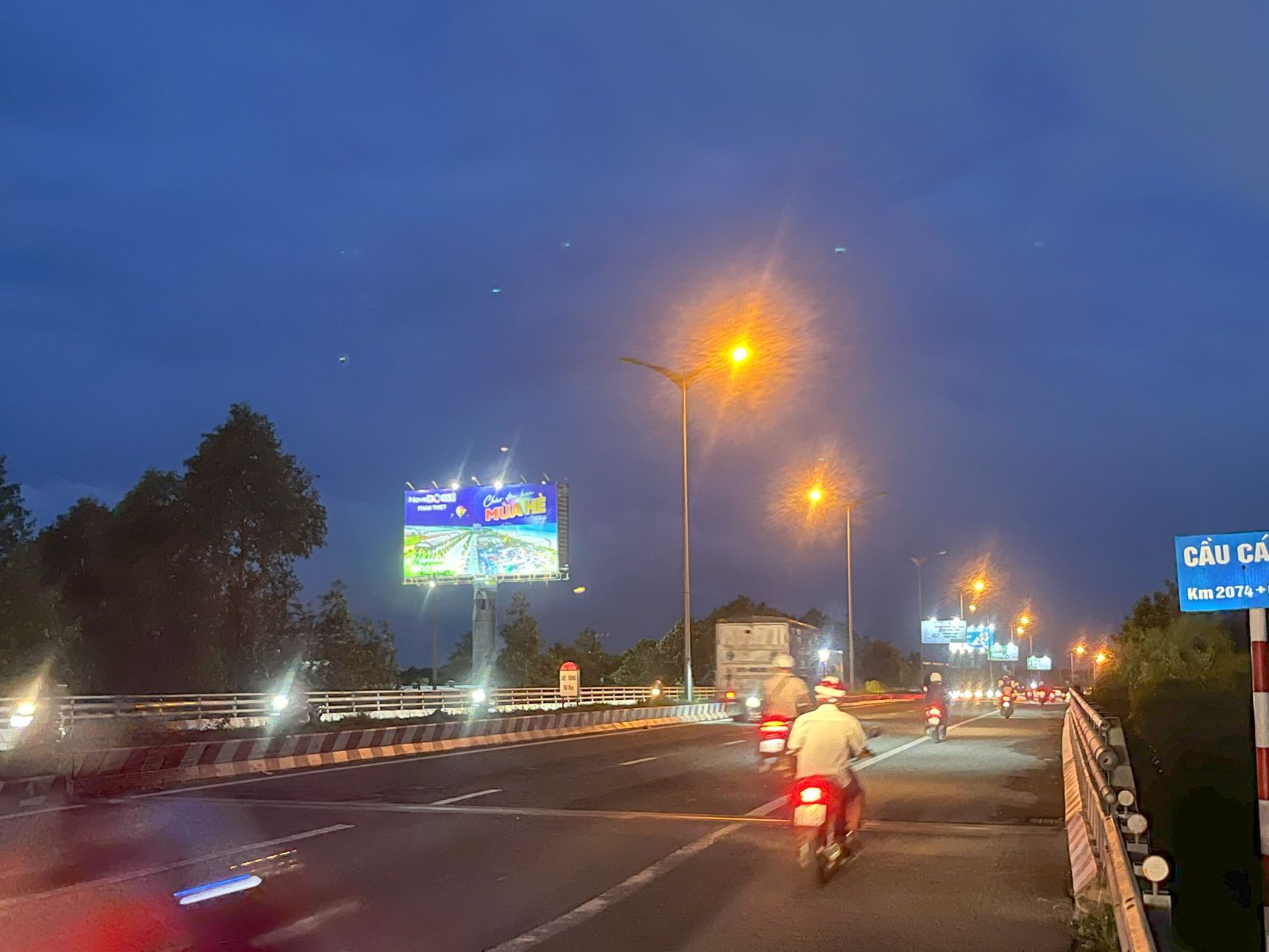  Billboard Đường hướng lên cầu Cần Thơ - Gần Bệnh Viện Đại Học Nam Cần Thơ - 21 Cái Răng, Cần Thơ 