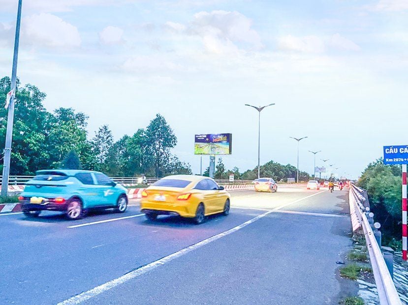  Billboard Đường hướng lên cầu Cần Thơ - Gần Bệnh Viện Đại Học Nam Cần Thơ - 21 Cái Răng, Cần Thơ 