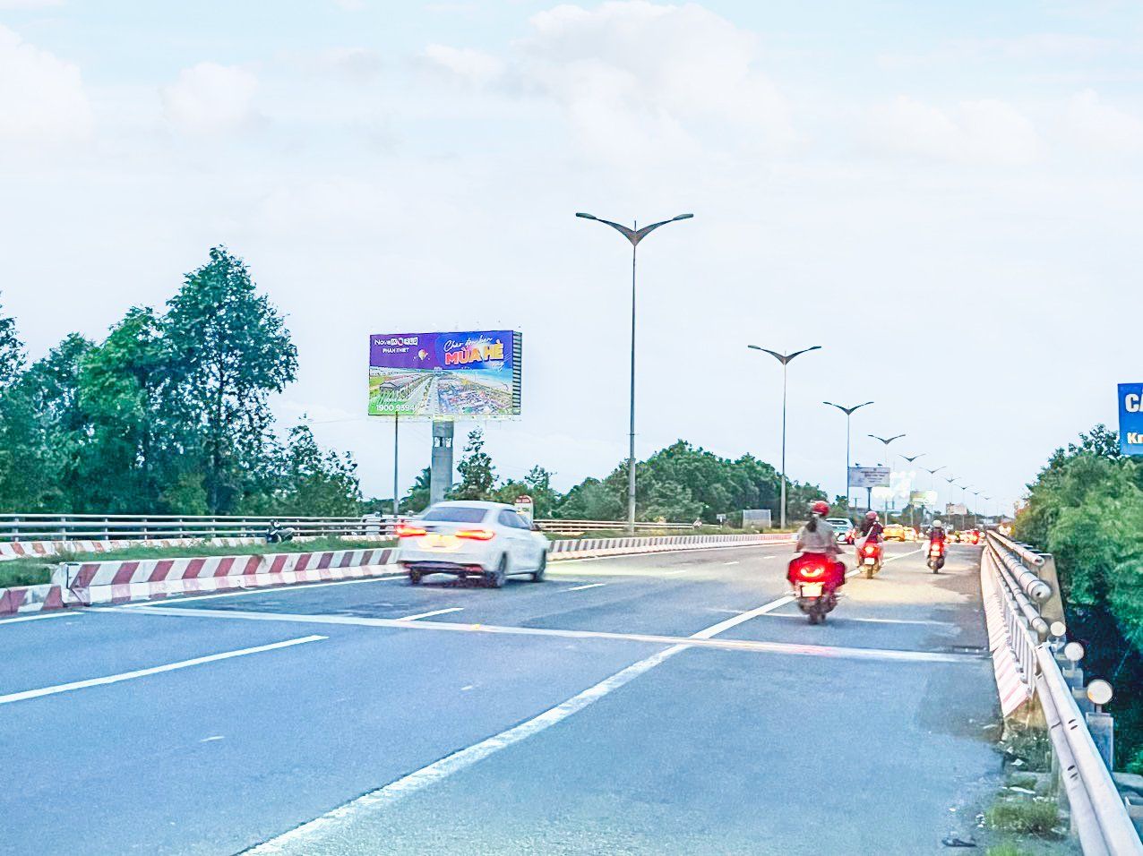  Billboard Đường hướng lên cầu Cần Thơ - Gần Bệnh Viện Đại Học Nam Cần Thơ - 21 Cái Răng, Cần Thơ 