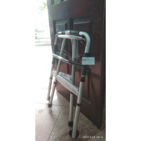 (Tbyt Hào Anh)Khung tập đi cho người già , tai biến - Khung inox có bánh xe - tăng giảm chiều cao, nhẹ, gấp gọn, không t