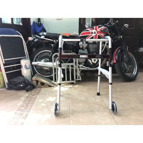 (Tbyt Hào Anh)Khung tập đi cho người già , tai biến - Khung inox có bánh xe - tăng giảm chiều cao, nhẹ, gấp gọn, không t