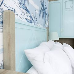 Giường ngủ đôi gỗ bền đẹp giúp tối ưu không gian, kèm tab gỗ đa năng.