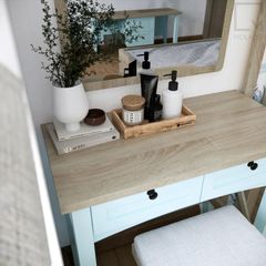 Bàn trang điểm gỗ sang trọng, có gương, ghế, tủ ngăn kéo rộng rãi