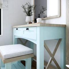 Bàn trang điểm gỗ sang trọng, có gương, ghế, tủ ngăn kéo rộng rãi