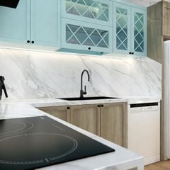 Không gian bếp với bàn ăn và kệ tủ bếp tiện nghi