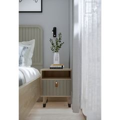 Giường ngủ đôi gỗ đẹp, bền bỉ, kèm tab đầu giường phong cách hiện đại.