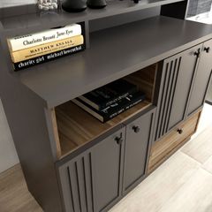 Tủ gỗ thiết kế thanh lịch, giúp không gian thêm ấm cúng