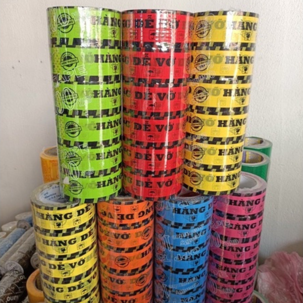 Băng keo "Hàng Dễ Vỡ" màu đỏ dán trên thùng carton