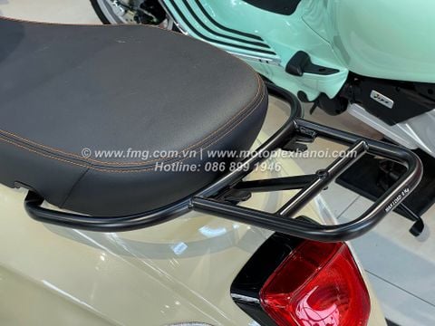 Giá Đỡ Thùng Đồ Vespa Sprint & Vespa Primavera màu Đen Mờ chính hãng tại Motoplex Hanoi | fmg.com.vn
