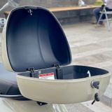 Thùng Đồ 32L Vespa Primavera & Vespa Sprint - Beige Sabbia (Q02) - CM341408 chính hãng tại Motoplex Hanoi | FMG.COM.VN