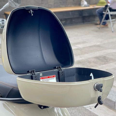 Thùng Đồ 32L Vespa Primavera & Vespa Sprint - Beige Sabbia (Q02) - CM341408 chính hãng tại Motoplex Hanoi | FMG.COM.VN