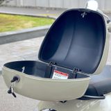 Thùng Đồ 32L Vespa Primavera & Vespa Sprint - Beige Sabbia (Q02) - CM341408 chính hãng tại Motoplex Hanoi | FMG.COM.VN