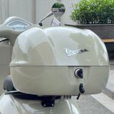 Thùng Đồ 32L Vespa Primavera & Vespa Sprint - Beige Sabbia (Q02) - CM341408 chính hãng tại Motoplex Hanoi | FMG.COM.VN