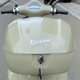 Thùng Đồ 32L Vespa Primavera & Vespa Sprint - Beige Sabbia (Q02) - CM341408 chính hãng tại Motoplex Hanoi | FMG.COM.VN