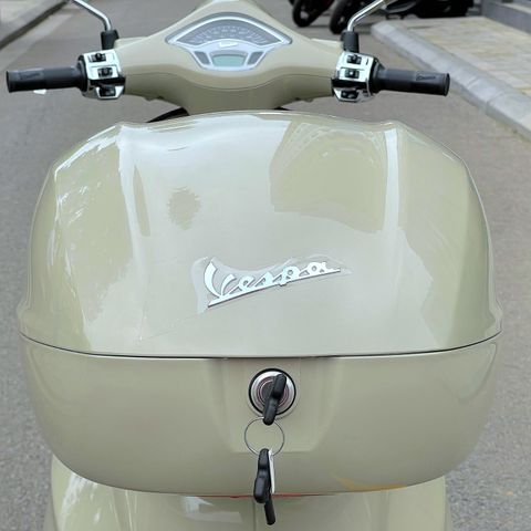 Thùng Đồ 32L Vespa Primavera & Vespa Sprint - Beige Sabbia (Q02) - CM341408 chính hãng tại Motoplex Hanoi | FMG.COM.VN