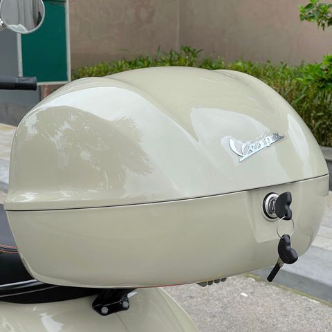 Thùng Đồ 32L Vespa Primavera & Vespa Sprint - Beige Sabbia (Q02) - CM341408 chính hãng tại Motoplex Hanoi | FMG.COM.VN