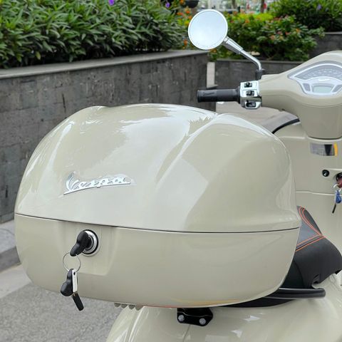 Thùng Đồ 32L Vespa Primavera & Vespa Sprint - Beige Sabbia (Q02) - CM341408 chính hãng tại Motoplex Hanoi | FMG.COM.VN