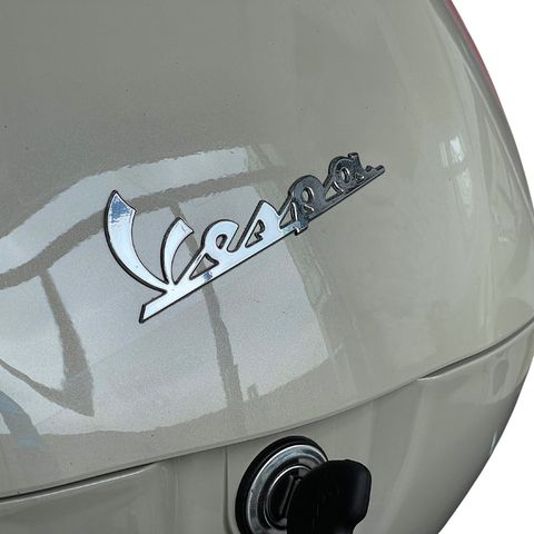 Thùng Đồ 32L Vespa Primavera & Vespa Sprint - Beige Sabbia (Q02) - CM341408 chính hãng tại Motoplex Hanoi | FMG.COM.VN
