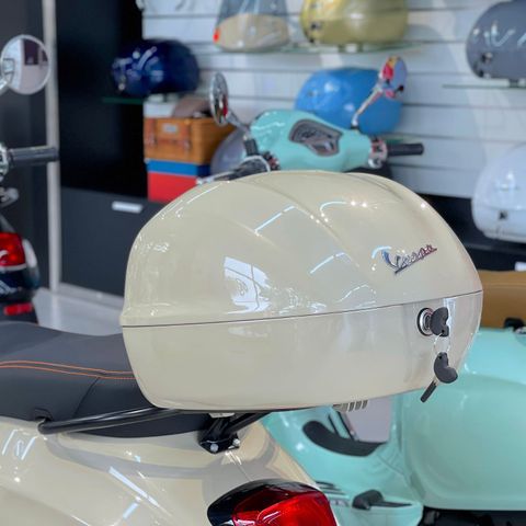 Thùng Đồ 32L Vespa Primavera & Vespa Sprint - Beige Sabbia (Q02) - CM341408 chính hãng tại Motoplex Hanoi | FMG.COM.VN