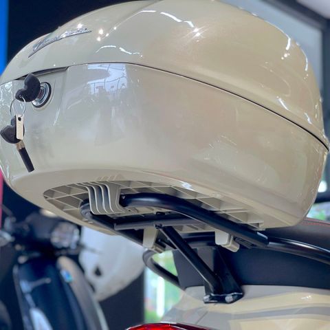 Giá Đỡ Thùng Đồ Vespa Sprint & Vespa Primavera màu Đen Mờ chính hãng tại Motoplex Hanoi | fmg.com.vn