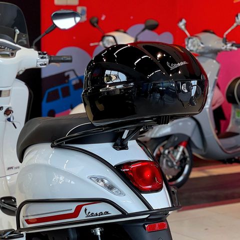 Giá Đỡ Thùng Đồ Vespa Sprint & Vespa Primavera màu Đen Mờ chính hãng tại Motoplex Hanoi | fmg.com.vn