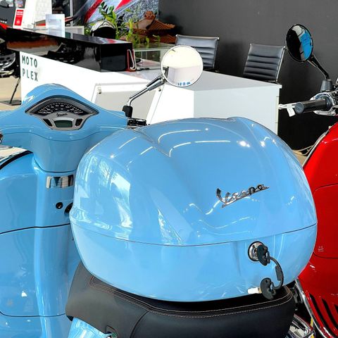 Thùng Đồ 32L Vespa Primavera & Vespa Sprint - Blue Capri (DR) - CM341407 chính hãng tại Motoplex Hanoi | FMG.COM.VN