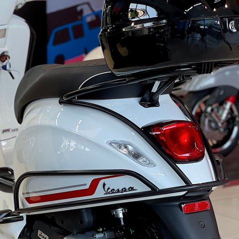 Khung Bảo Vệ Thân Sau Vespa Primavera & Vespa Sprint màu Đen Mờ Chính Hãng tại Motoplex Hanoi | fmg.com.vn