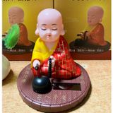  [Bộ Tượng An Lạc] Tượng Chú Tiểu Gõ Mõ Tụng Kinh - Chạy bằng năng lượng 