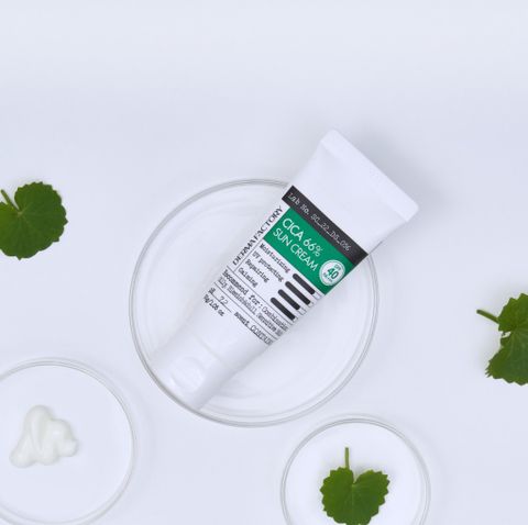  Kem chống nắng dưỡng ẩm và phục hồi từ rau má (Centella Asiatica) Derma Factory CICA 66% Suncream 30g 