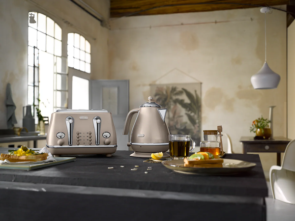 Ấm siêu tốc Delonghi KBOT2001