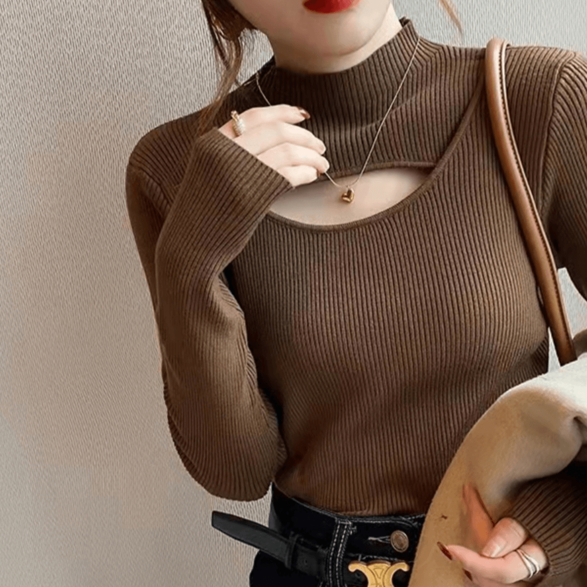  Áo len nữ dài tay khoét phần ngực 