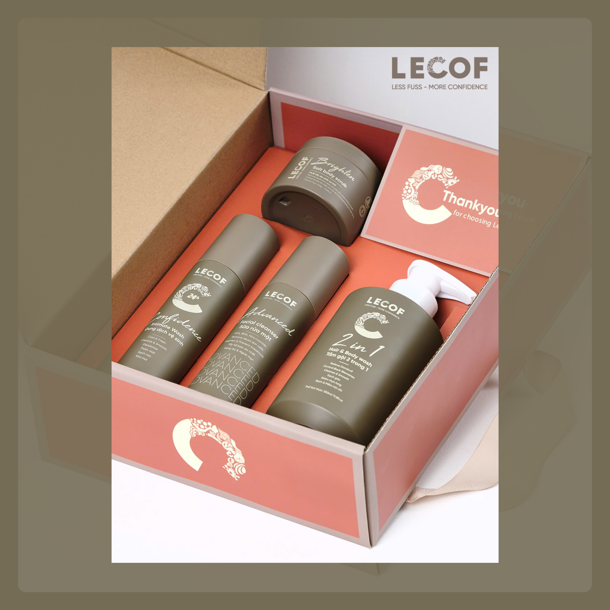  Bộ quà tặng HOÀN HẢO PREMIUM dành cho nam giới LECOF, bao gồm Hộp quà LECOF premium và 4 sản phẩm: Sữa rửa mặt và Dung dịch vệ sinh và Tắm gội 2 trong 1 và Tẩy tế bào chết body nam 