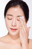 Nước Tẩy Trang Dịu Nhẹ SUM37 Skin Saver Essential Pure Cleansing Water 400ml + tặng bông tẩy trang 40 miếng
