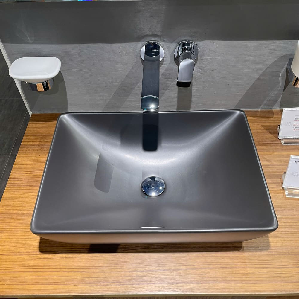 Lavabo đặt bàn TOTO LT1735#MBL màu đen mờ