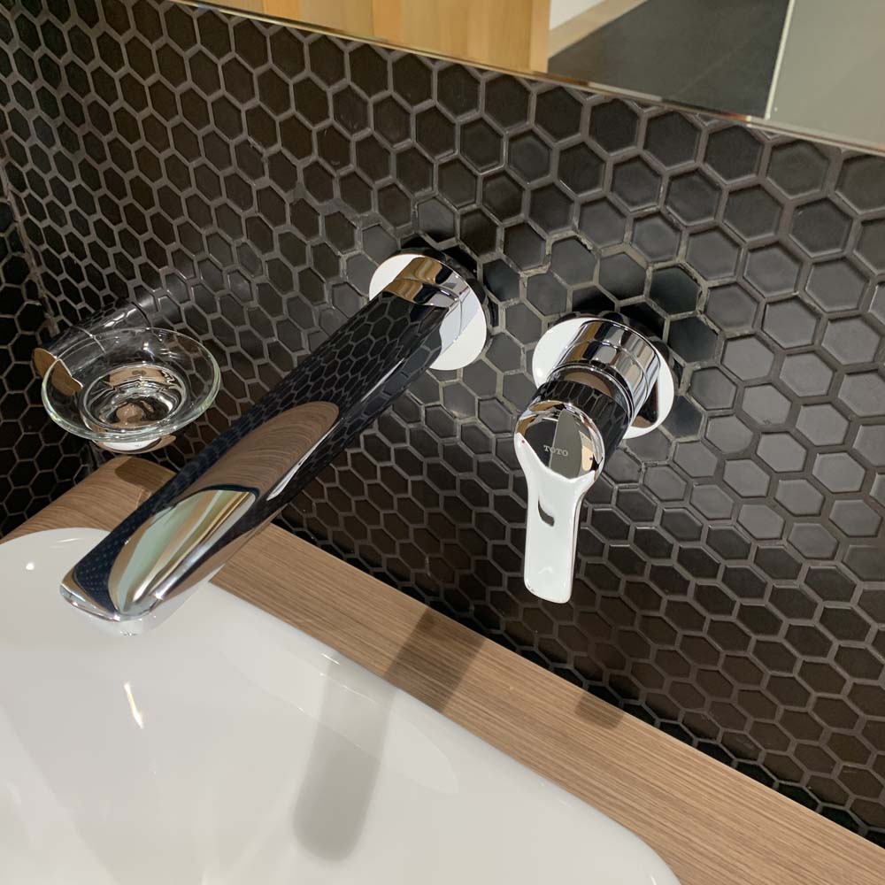 Vòi chậu gắn tường TOTO TLG03308B (Vòi dài)