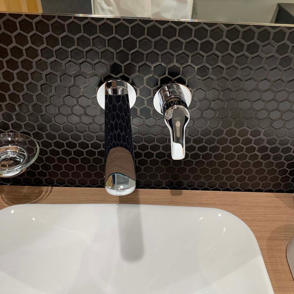 Vòi chậu gắn tường TOTO TLG03308B (Vòi dài)