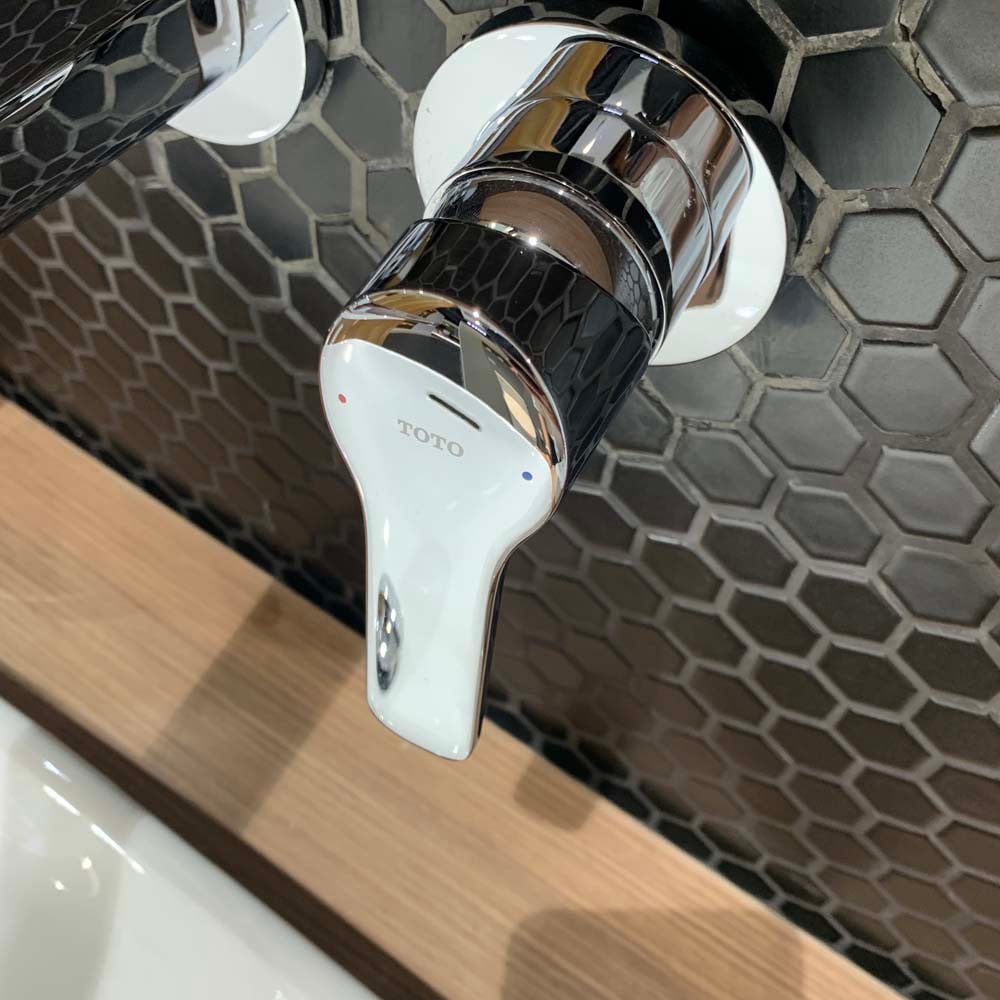 Vòi chậu gắn tường TOTO TLG03308B (Vòi dài)